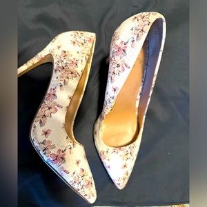 Call It Spring Womens 8.5 VEGAN Faux Pebbled Leather Floral Pointed Toe Heels